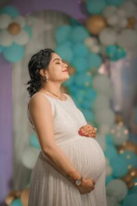 A pretty maternity photoshoot with a comfortable outfit